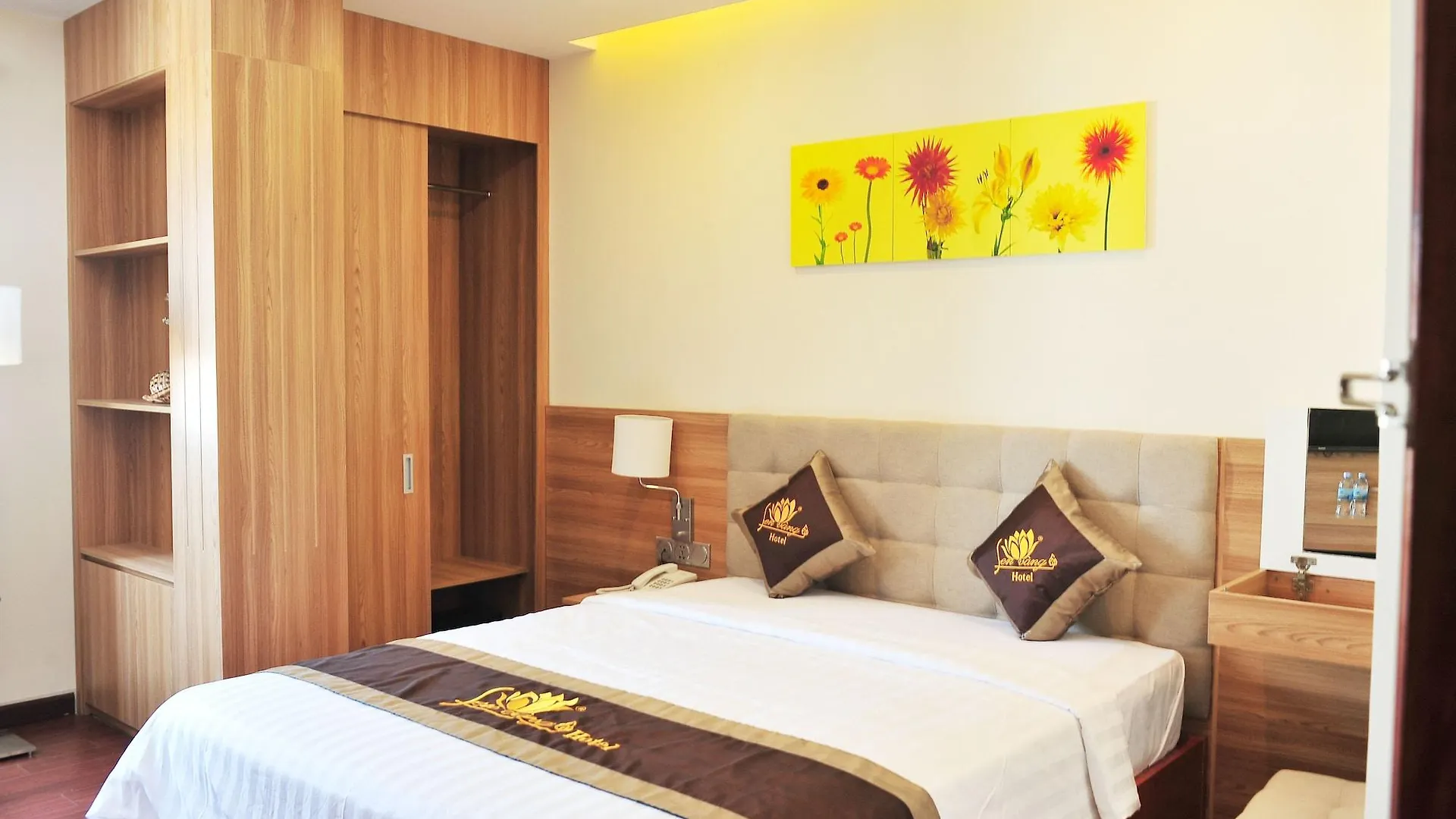 Sen Vang Luxury Hotel ニャチャン 3*,